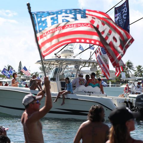 Eine amerikanische Flagge mit "Trump"-Aufdruck weht im Wind im Rahmen einer "Trump Boat Parade" in Florida