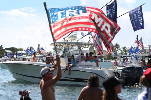 Eine amerikanische Flagge mit "Trump"-Aufdruck weht im Wind im Rahmen einer "Trump Boat Parade" in Florida