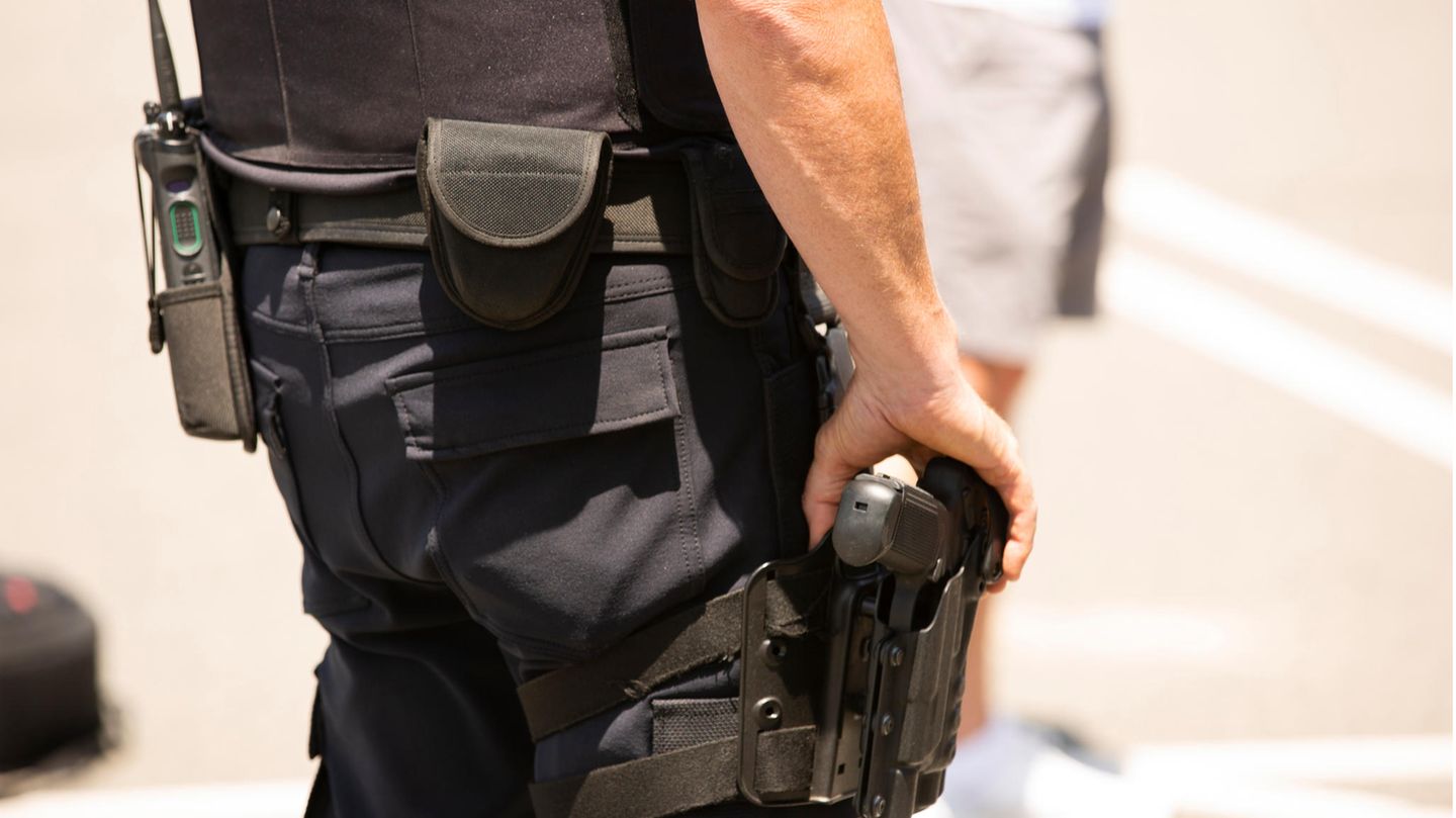 Polizist mit Waffe