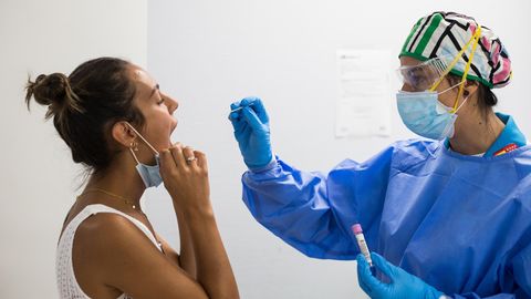 Eine medizinische Mitarbeiterin nimmt in einem  Covid-19-Testzentrum in Madrid einen Abstrich bei einer Patientin