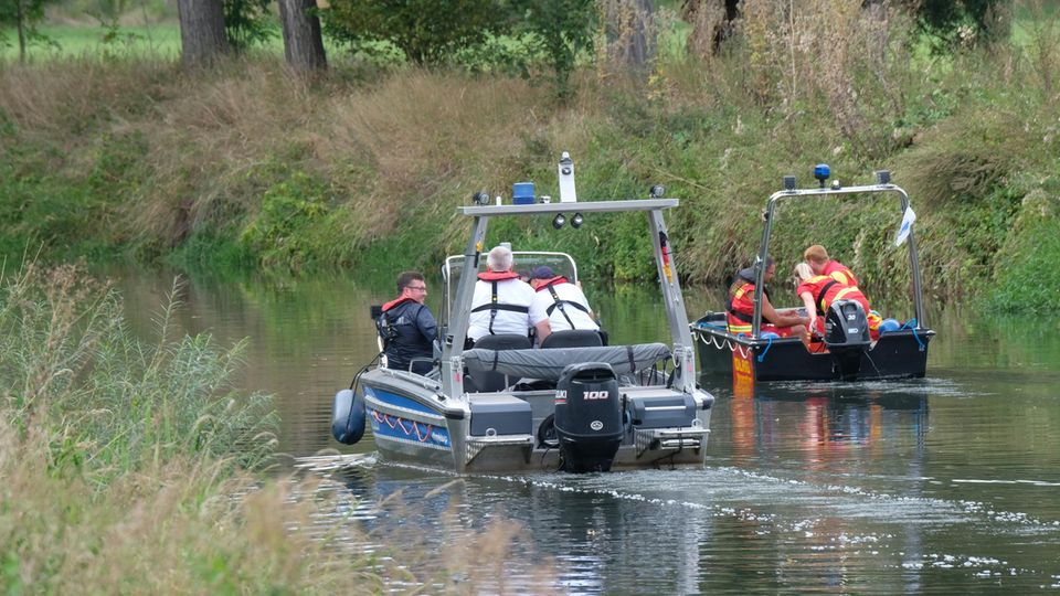 Botte auf der Unstrut bei der Suche nach einem Krokodil