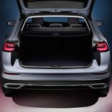 Die Kofferraumklappe schwingt weit auf