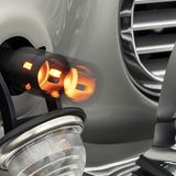 Hinter den vorderen Blinkern befinden sich das Browning-Maschinengewehr mit dem Originalsound aus Goldfinger