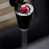 Mit dem roten Knopf im Schaltknauf aktiviert man die gewählte Funktion