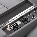 In der Mittelkonsole sind weiter Knöpfe und Schalter versteckt