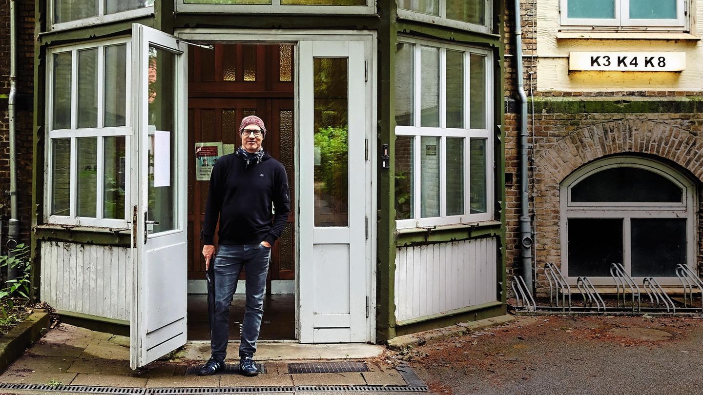 Joachim Meyerhoff führt Redakteur Kester Schlenz durch seine alte Heimat Schleswig. Diese Stadt spielt in einigen seiner Romane eine große Rolle. Sein Vater war Psychatriedirektor, dadurch wuchs Joachim die ersten Jahre auf dem Anstaltsgelände auf. Dies... Joachim Meyerhoff