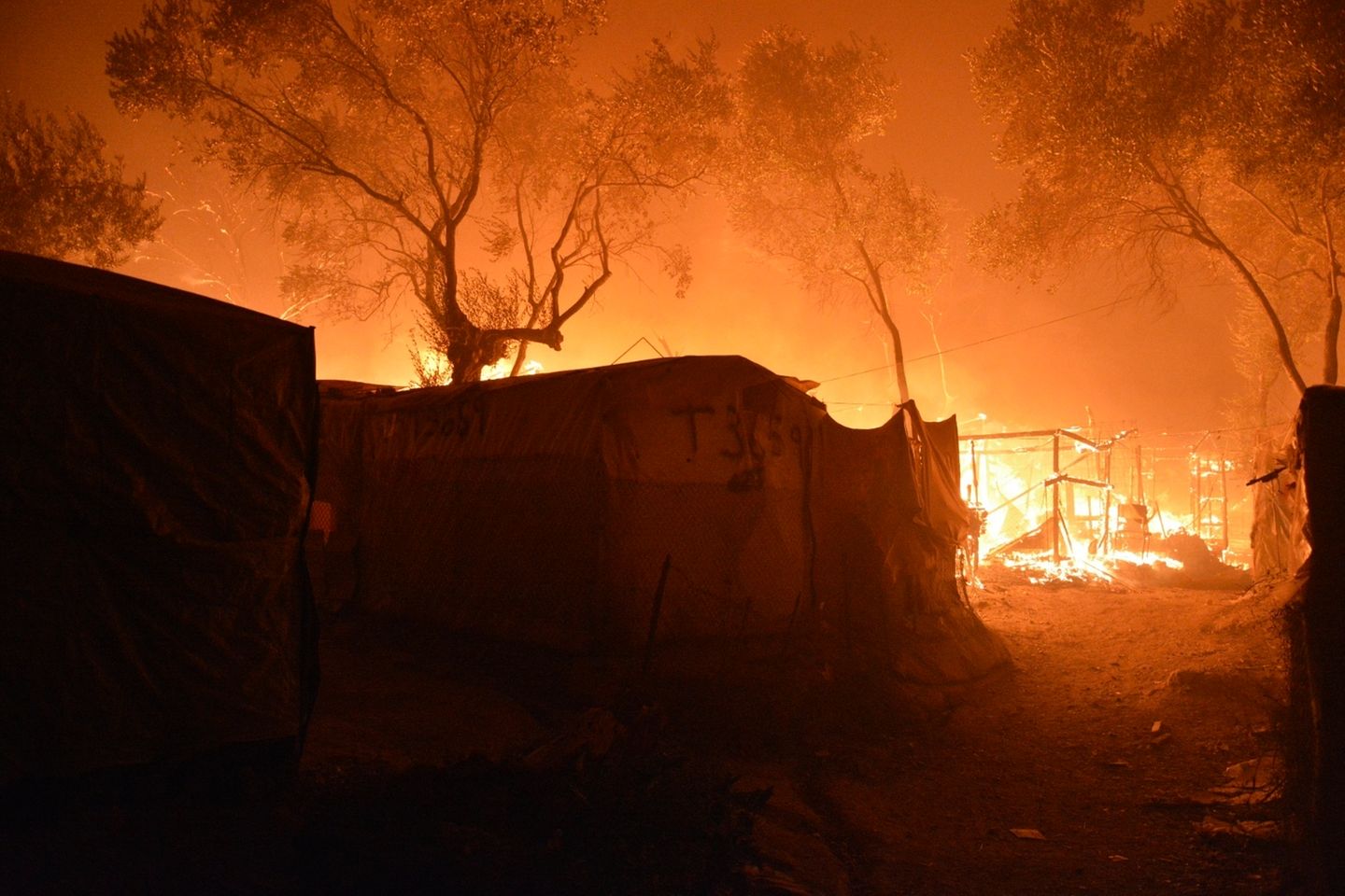 Moria In Flammen Fotos Zeigen Das Ausmass Der Zerstorung Stern De