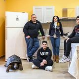 Pasquale mit seiner Familie und Schildkröte Isabella