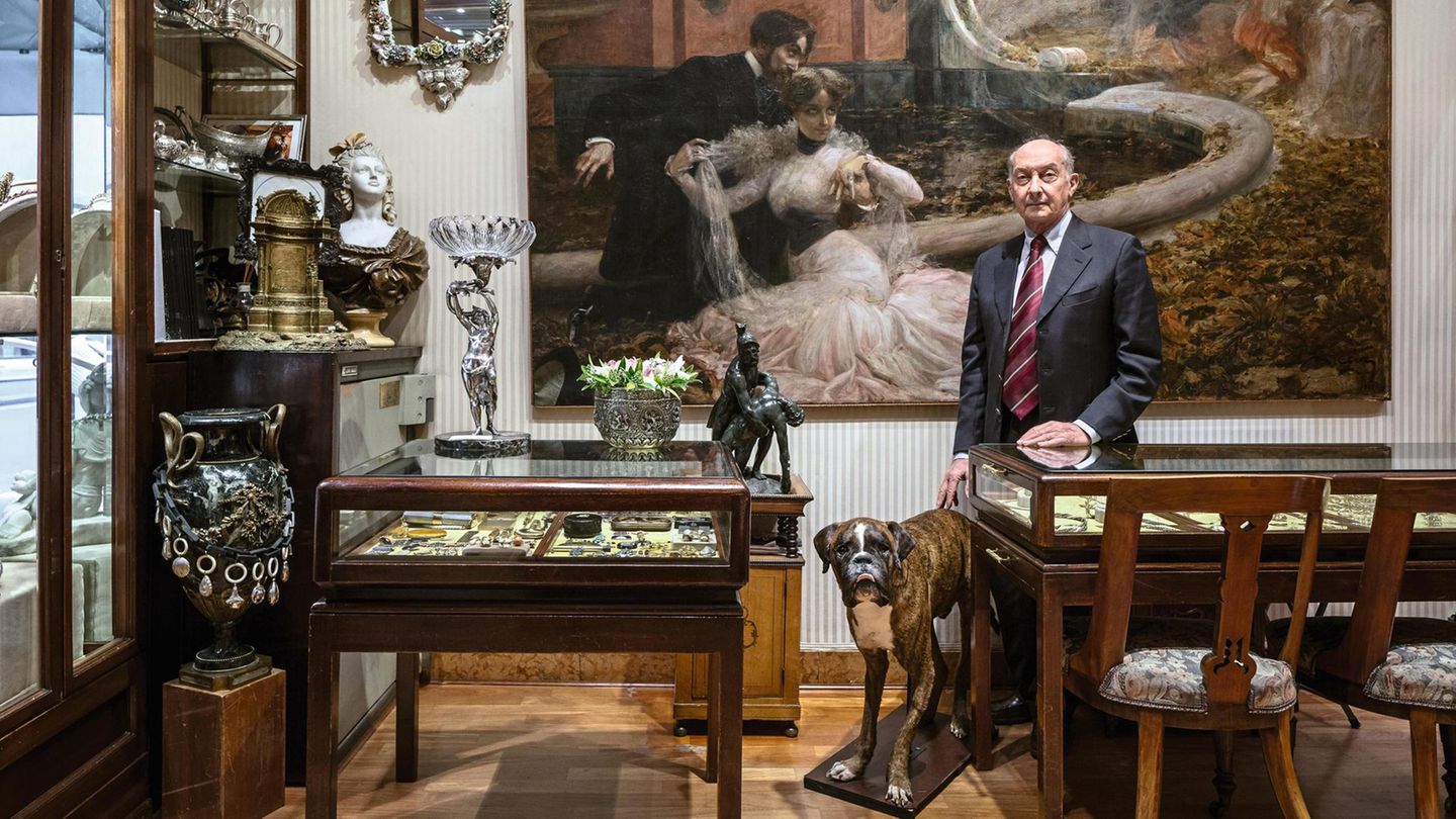 Grosse Farbe "Lares" von Luca RotondoTierpräperate und ihre Besitzer in ihrem Heim.Carol with his Dog Achille«Achille was the dog of the shop. Carlo was used to come to work with him by bicycle. He was always there in the office», says Gabriel... Carlo und Achille