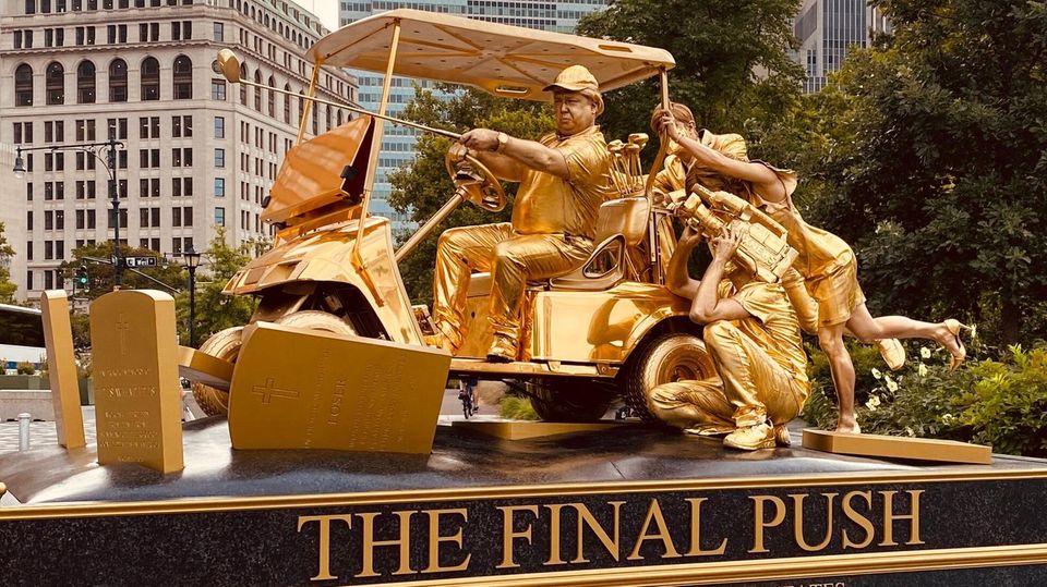 Eine lebende Statue von Donald Trump wird in New York ausgestellt.