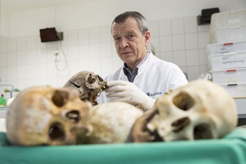 Klaus Püschel im Großen Sektionssaal des Instituts für Rechtsmedizin in Hamburg