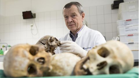 Klaus Püschel im Großen Sektionssaal des Instituts für Rechtsmedizin in Hamburg