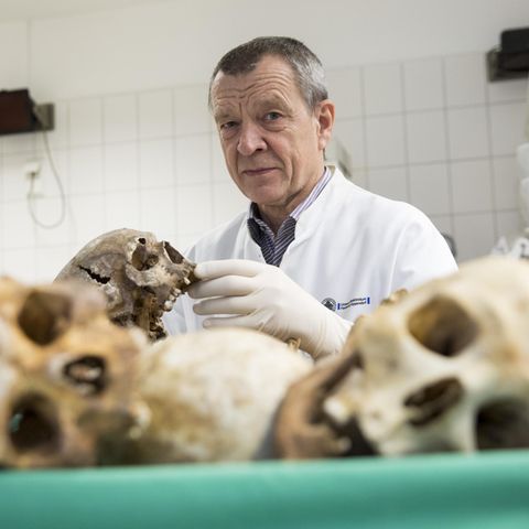 Klaus Püschel im Großen Sektionssaal des Instituts für Rechtsmedizin in Hamburg
