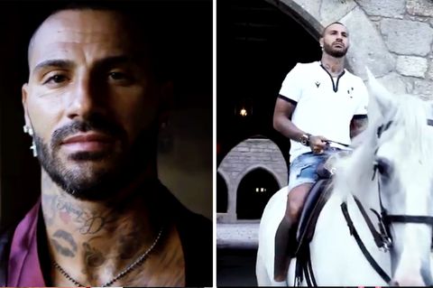 Links ist Ricardo Quaresmas Gesicht in Großaufnahme zu sehen, rechts reitet er auf einem weißen Pferd aus einem Burgtor