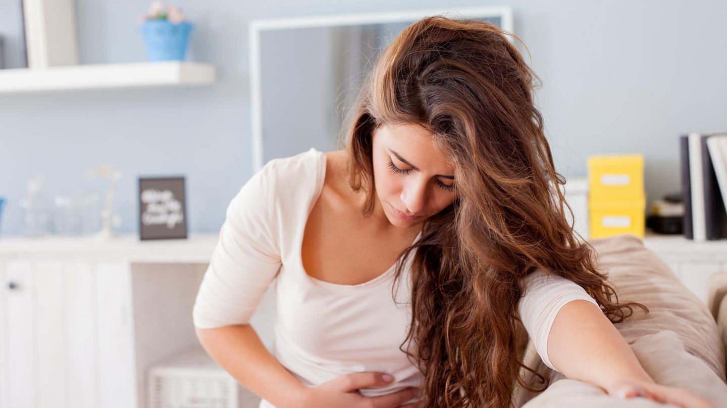 Eine Frau hält sich den Bauch Eine Frau hält sich den Bauch