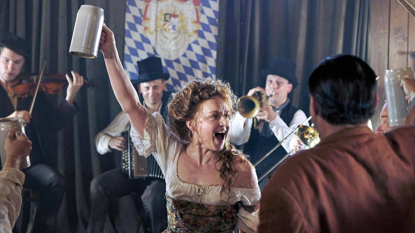 Oktoberfest 1900für Kulturtips 38/20 BR/ARD Degeto/MDR/WDR OKTOBERFEST - 1900, am Mittwoch (23.09.20) um 20:15 Uhr und um 01:15 Uhr im ERSTEN.Die zur Werbeikone gewordene Colina Kandl (Brigitte Hobmeier) singt in der Lochner Wiesnbude vor johlend... Szene aus Oktoberfest 1900