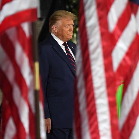 Donald Trump leicht grinsend