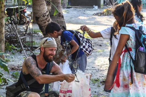 Robert Marc Lehmann mit Kindern beim Müll sammeln am Strand