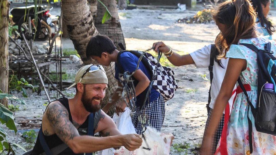 Robert Marc Lehmann mit Kindern beim Müll sammeln am Strand