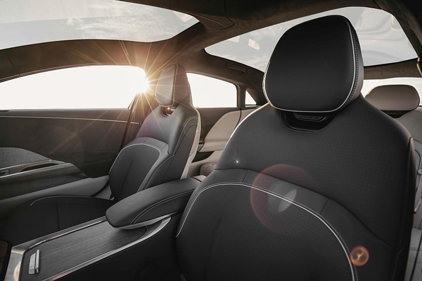 Ein großes Panoramadach sorgt im Lucid Motors Air fast für Cabrio-Feeling