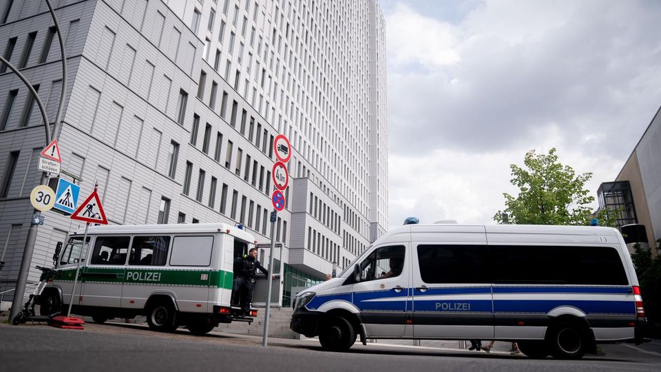 Polizeifahrzeuge stehen am 24. August vor der Berliner Charité, in der Kreml-Kritiker Alexej Nawalny behandelt wird