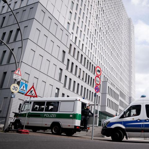Polizeifahrzeuge stehen am 24. August vor der Berliner Charité, in der Kreml-Kritiker Alexej Nawalny behandelt wird