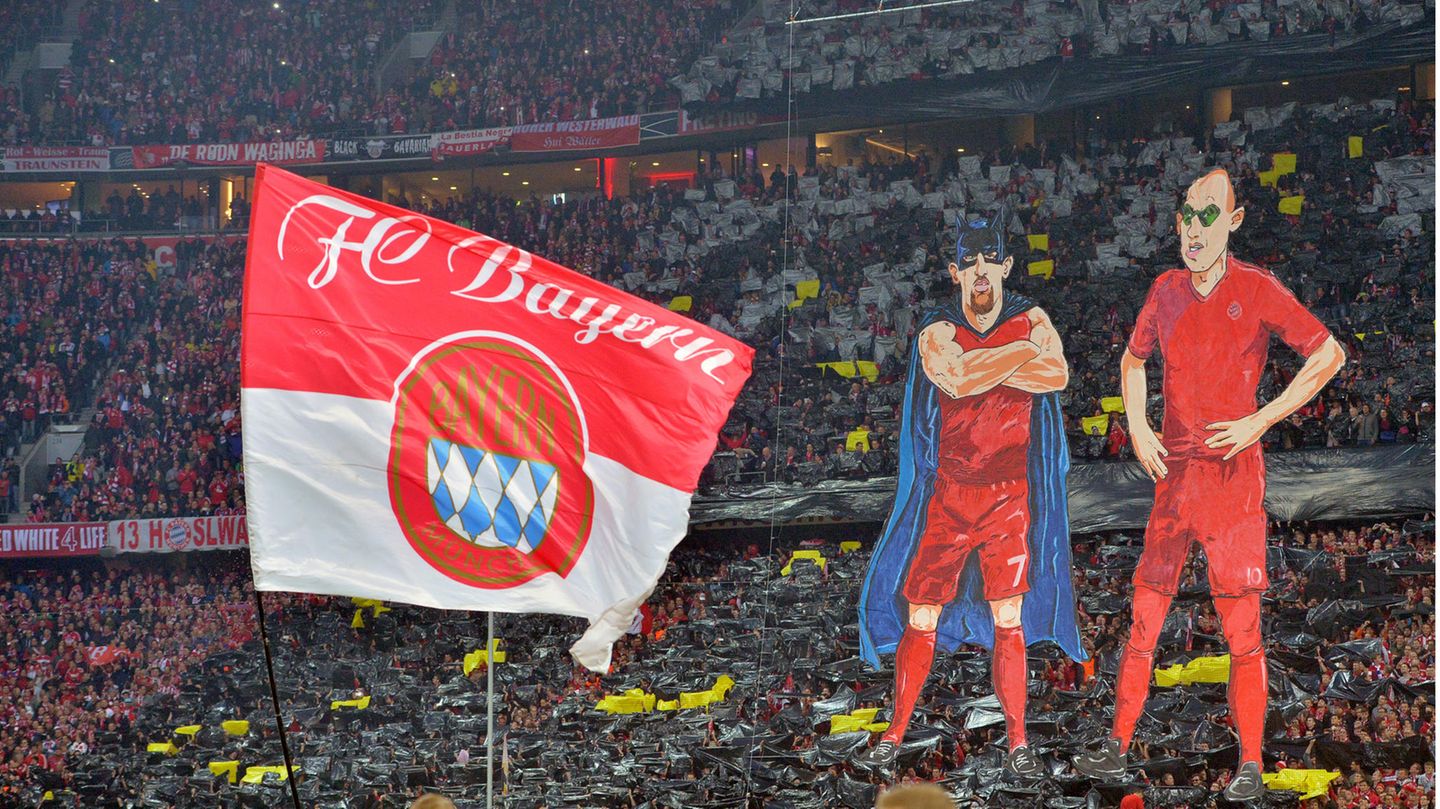 Überlebensgroße Karikaturen von Arjen Robben und Frank Ribery auf der Tribüne in der Münchner Allianz Arena