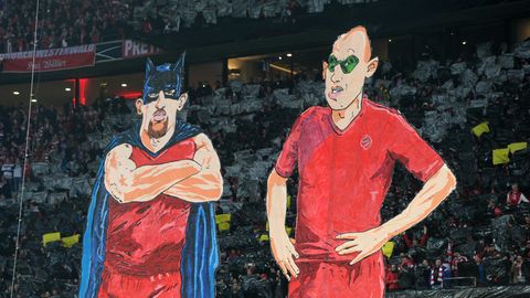 Karikaturen im Stadion: Franck Ribery als Batman und Arjen Robben als Robin
