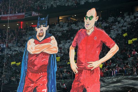Karikaturen im Stadion: Franck Ribery als Batman und Arjen Robben als Robin