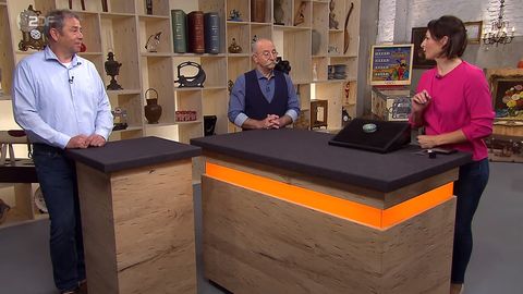 "Bares für Rares"-Expertin Wendela Horz, Besitzer Kay Storm und Moderator Horst Lichter stehen am Pult