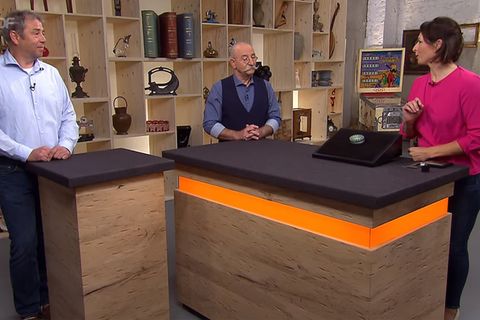"Bares für Rares"-Expertin Wendela Horz, Besitzer Kay Storm und Moderator Horst Lichter stehen am Pult