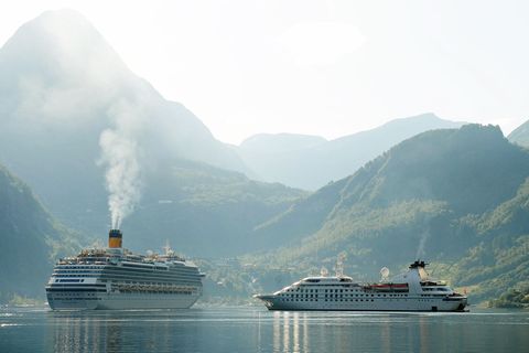 Zwei Kreuzfahrtschiffe im Sommer 2019 im Geirangerfjord im Südwesten Norwegens