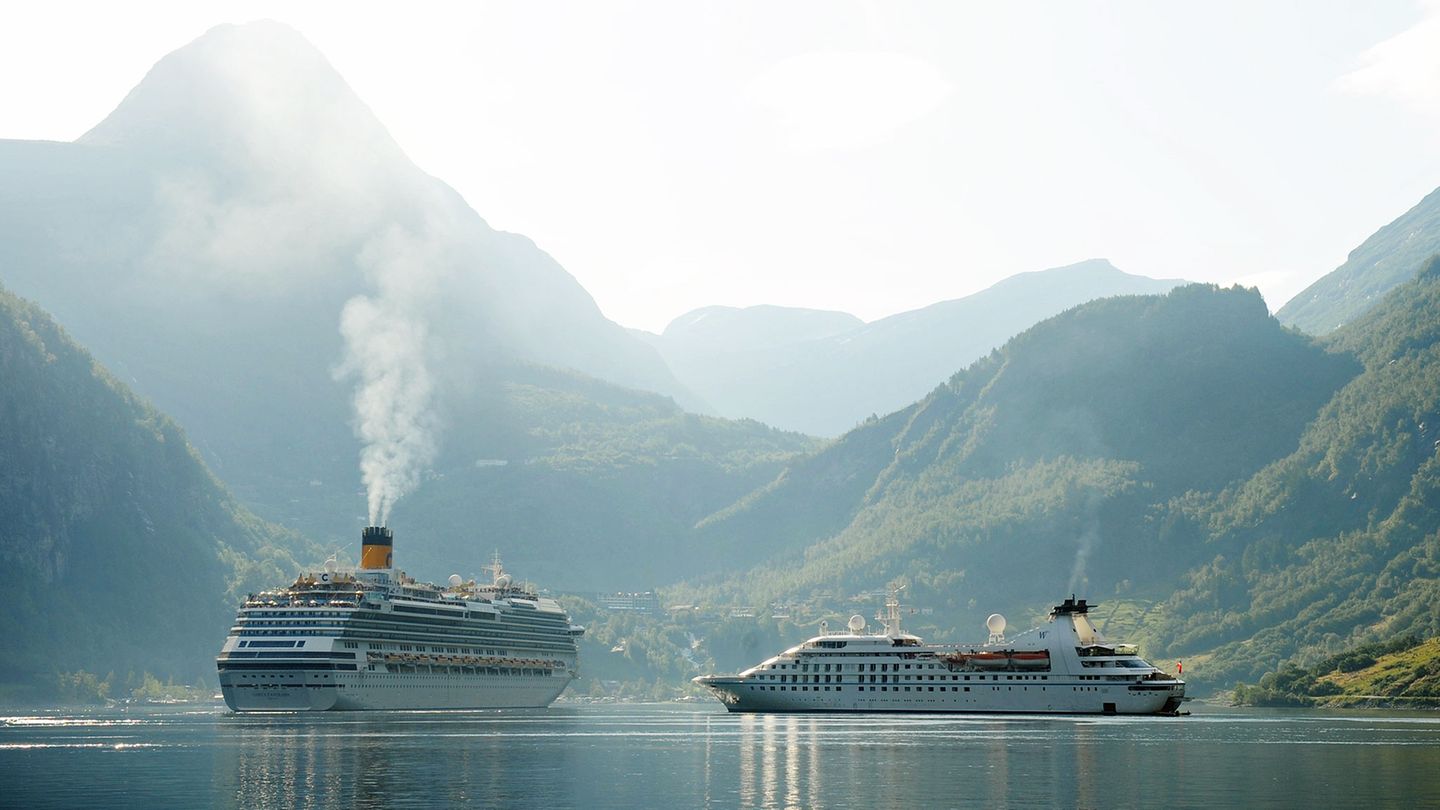 Zwei Kreuzfahrtschiffe im Sommer 2019 im Geirangerfjord im Südwesten Norwegens