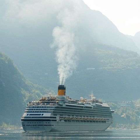 Zwei Kreuzfahrtschiffe im Sommer 2019 im Geirangerfjord im Südwesten Norwegens