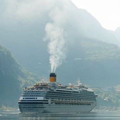 Zwei Kreuzfahrtschiffe im Sommer 2019 im Geirangerfjord im Südwesten Norwegens