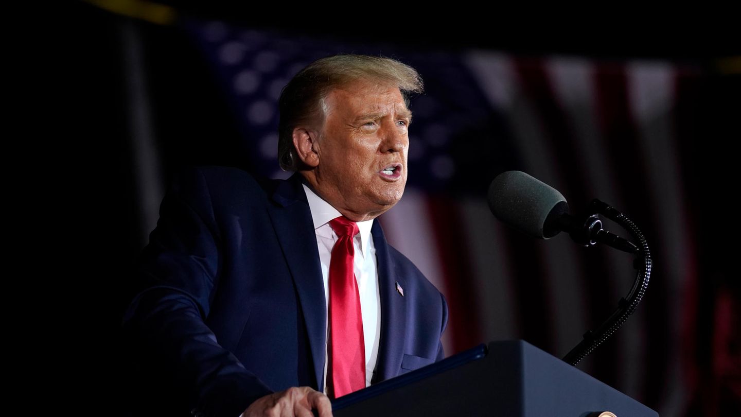 Donald Trump, Präsident der USA, spricht während einer Wahlkampfveranstaltung am MBS International Airport in Freeland
