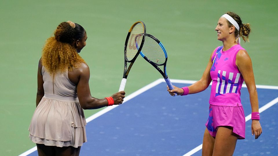 Serena Williams (l) gratuliert Wiktoryja Asaranka zu ihrem Sieg Serena Williams (l) gratuliert Wiktoryja Asaranka zu ihrem Sieg