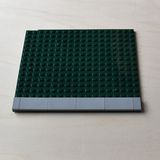 Los geht's mit grauen flachen Steinen, die zum Vorfeld gehören, wo Flugzeuge abgestellt werden.