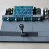 ... die acht Fluggastbrücken an der Haupt- und Südpier sowie der Turm der Deutschen Flugsicherung.