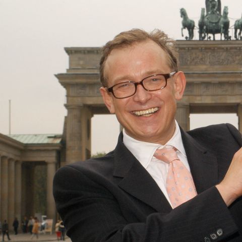 Claudia Pechstein lässt sich eine neue Frisur von Gerhard Meir in Berlin im Jahr 2004 verpassen.