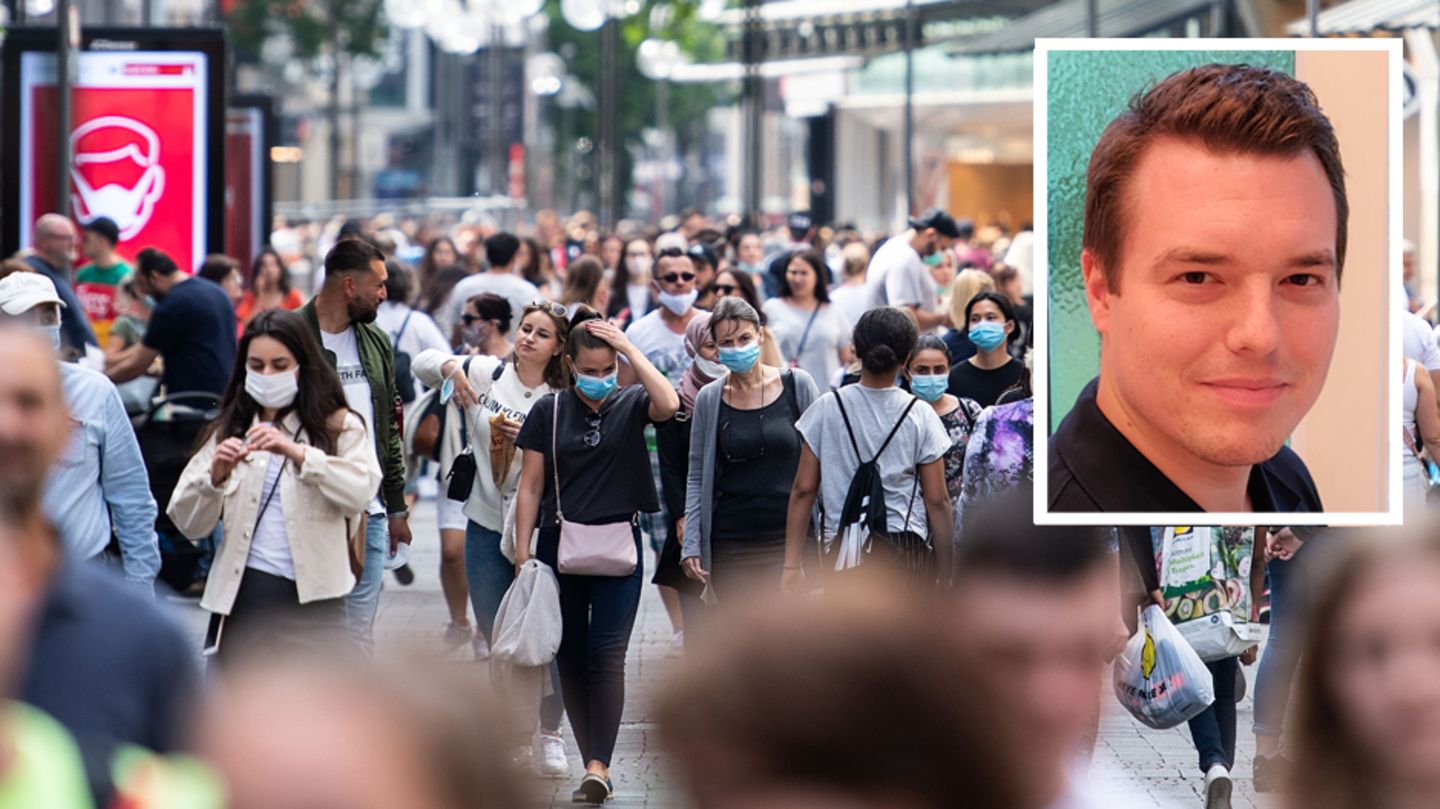 Passanten gehen durch eine Einkaufsstraße Passanten gehen durch eine Einkaufsstraße