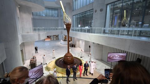 Blickfang im Eingansbereich des neuen Museums von Lindt: der spezielle Schokobrunnen mit 1,5 Tonnen flüssiger Schjokolade