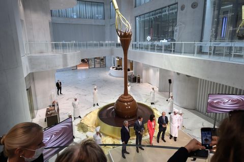 Blickfang im Eingansbereich des neuen Museums von Lindt: der spezielle Schokobrunnen mit 1,5 Tonnen flüssiger Schjokolade