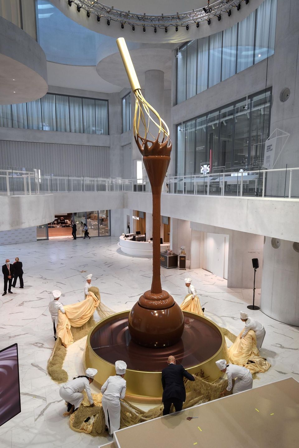 Blickfang im Eingangsbereich des neuen Museums von Lindt: der weltgrößte Schokobrunnen mit 1,5 Tonnen flüssiger Schokolade