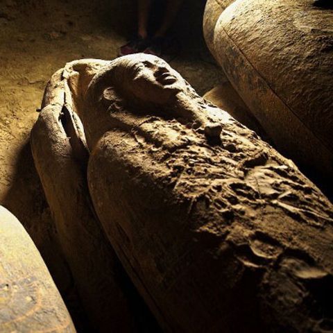 In schummerigem Licht liegen zwei Sarkophage auf festem Sandboden