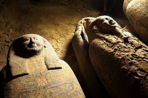 In schummerigem Licht liegen zwei Sarkophage auf festem Sandboden