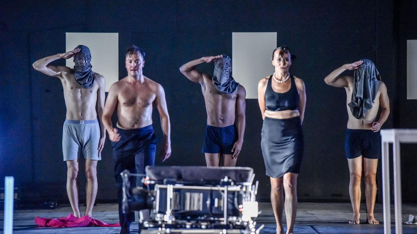 Urauffuhrung Rainald Goetz Reich Des Todes Im Schauspielhaus Vier Stunden Dunkelheit Stern De