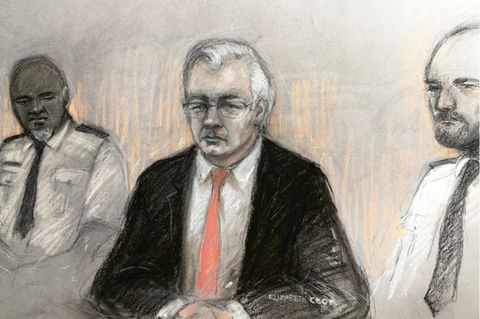 Skizze einer Gerichtszeichnerin, die Julian Assange während seine Anhörung in London zeigt