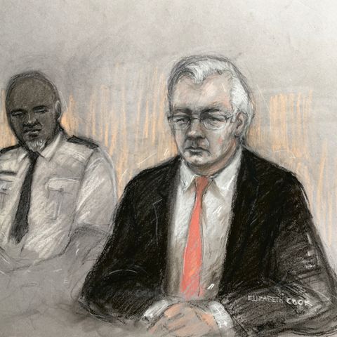 Skizze einer Gerichtszeichnerin, die Julian Assange während seine Anhörung in London zeigt