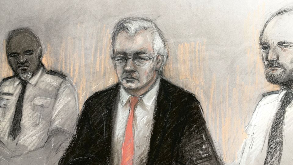 Skizze einer Gerichtszeichnerin, die Julian Assange während seine Anhörung in London zeigt